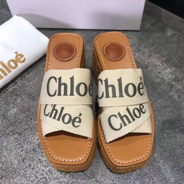 出厂： Chloe 克洛伊 绿色 新款厚底拖鞋，欧洲购入正版复刻进口订制的高密度多物料组合织带，手感柔滑，3D数控防水印刷logo字样，原高密度橡胶发泡鞋底人工