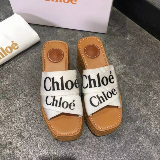 出厂： Chloe 克洛伊 白色 新款厚底拖鞋，欧洲购入正版复刻进口订制的高密度多物料组合织带，手感柔滑，3D数控防水印刷logo字样，原高密度橡胶发泡鞋底人工