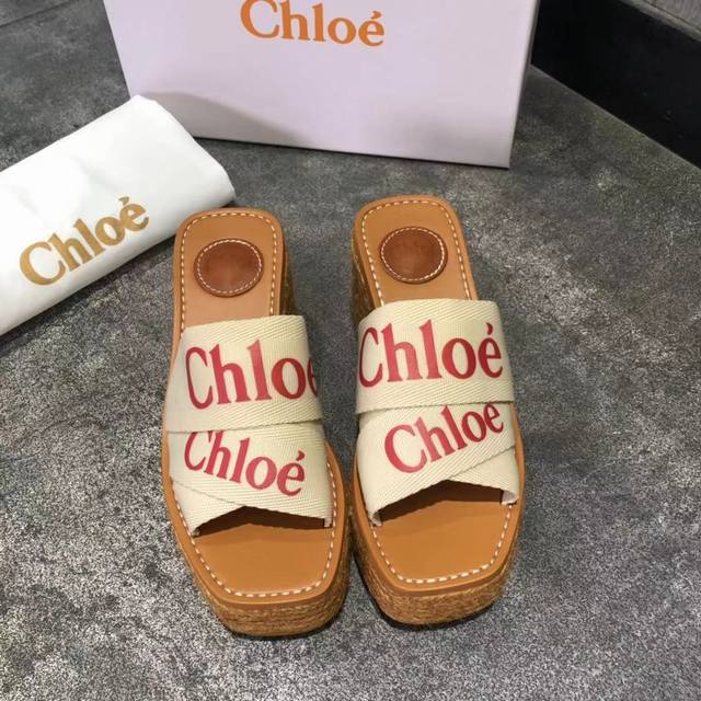 出厂： Chloe 克洛伊 红色 新款厚底拖鞋，欧洲购入正版复刻进口订制的高密度多物料组合织带，手感柔滑，3D数控防水印刷logo字样，原高密度橡胶发泡鞋底人工