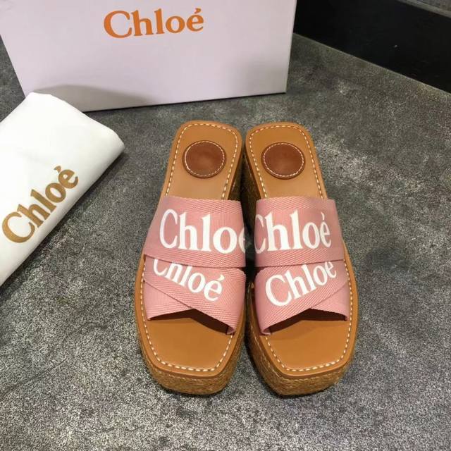 出厂： Chloe 克洛伊 粉色 新款厚底拖鞋，欧洲购入正版复刻进口订制的高密度多物料组合织带，手感柔滑，3D数控防水印刷logo字样，原高密度橡胶发泡鞋底人工