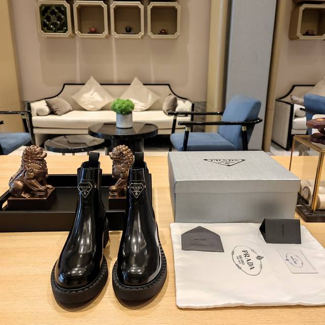 顶级包装配套最高版本 Prada 普拉达秋冬新品， 顶级版本 实力来袭！ 官方高版本顶级货长靴，注意高版面料采用了“开边珠亮面牛皮和哑面胎牛皮”非市面上普通的漆