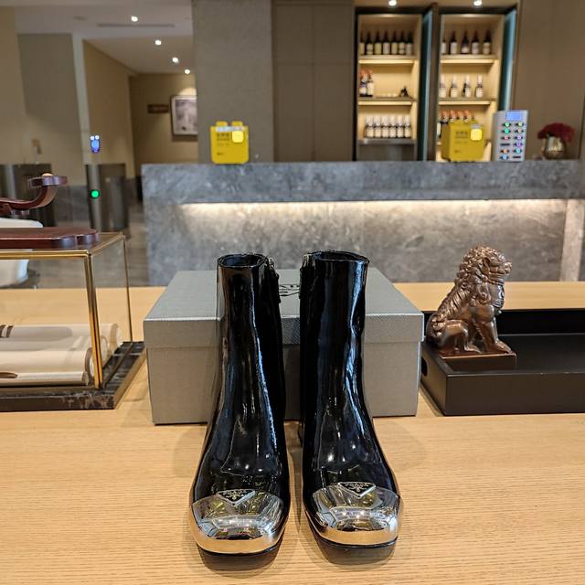 顶级包装配套最高版本 Prada 普拉达新品， 顶级版本 实力来袭！Prada秋冬新款铁头系列御用的三角标打造出来属于p家的风格，Prada Glow限时店很闪