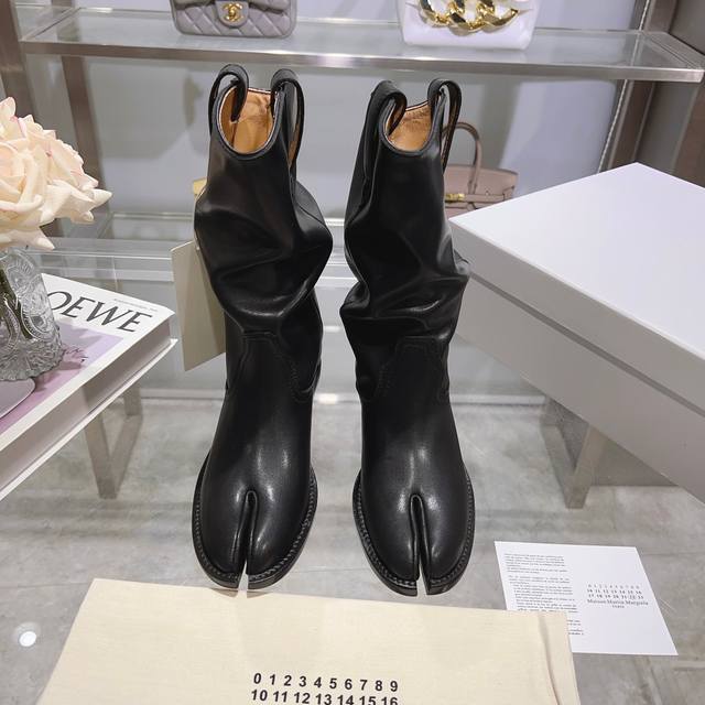 皮面 绒面 Maison Margiela 超有感的西部牛仔靴mm6马吉拉特有的时间流逝堆堆折西部靴 靴子脚部处的堆折超修饰脚踝线条 恰到好处的筒高非常显腿修长