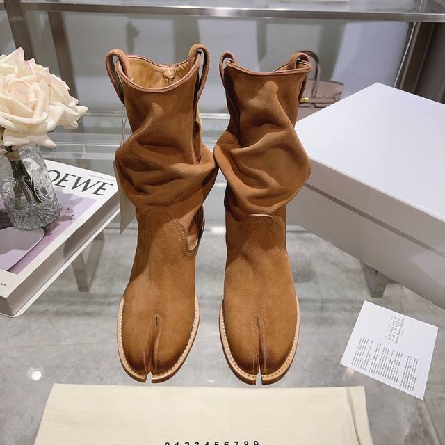 皮面 绒面 Maison Margiela 超有感的西部牛仔靴mm6马吉拉特有的时间流逝堆堆折西部靴 靴子脚部处的堆折超修饰脚踝线条 恰到好处的筒高非常显腿修长