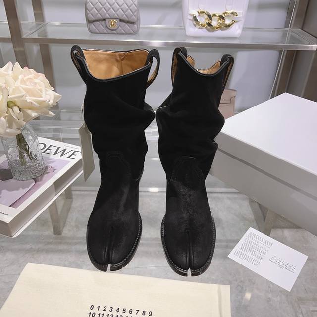 皮面 绒面 Maison Margiela 超有感的西部牛仔靴mm6马吉拉特有的时间流逝堆堆折西部靴 靴子脚部处的堆折超修饰脚踝线条 恰到好处的筒高非常显腿修长