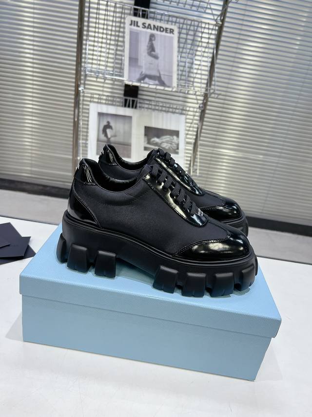 冲量价: 男+10 Prada Fw24 New Arrival ~ 24秋冬厚底乐福鞋新品 经典的鞋型，鞋面拼接细节质感满满 简约百搭又不乏辨识度 经典耐看好