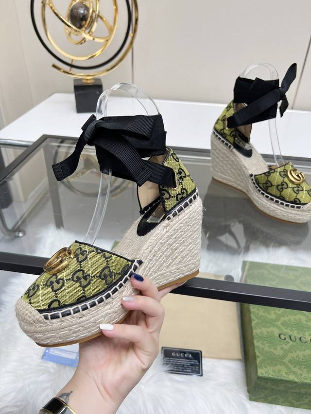 冲量价: Gucci 古奇坡跟渔夫凉鞋 厚底草编 高端品质 面料：双g面料电绣 内里：混种羊皮里 码数：35～42 颜色：淡黄色 各位新老客户图片已经更新请转图