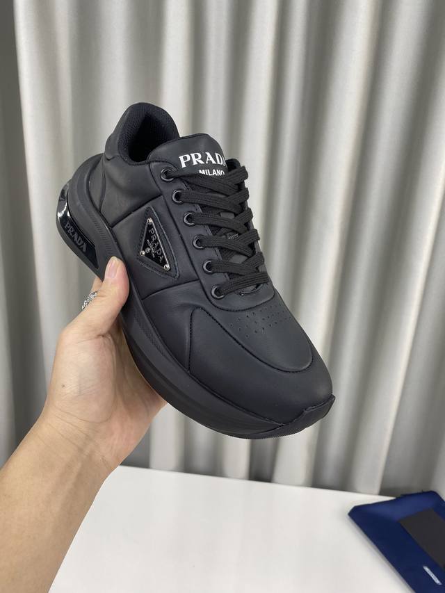 冲量价: Prada 普拉达最新款时尚 休闲 户外 运动厚底面包鞋 P家此款 鞋底鞋身参考跑车设计 整体造型充满科技感 这不紧是一双休闲鞋 更是文化与艺术的结合