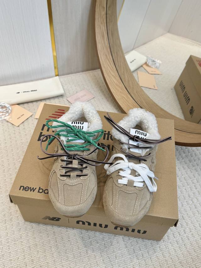 冲量价: 超火爆 超绝 缪缪miumiu+New Balance新百伦联名款 2024新款 阿甘鞋 德训鞋 复古时尚 简约高级 随意搭配 上脚非常轻便舒适，鞋面