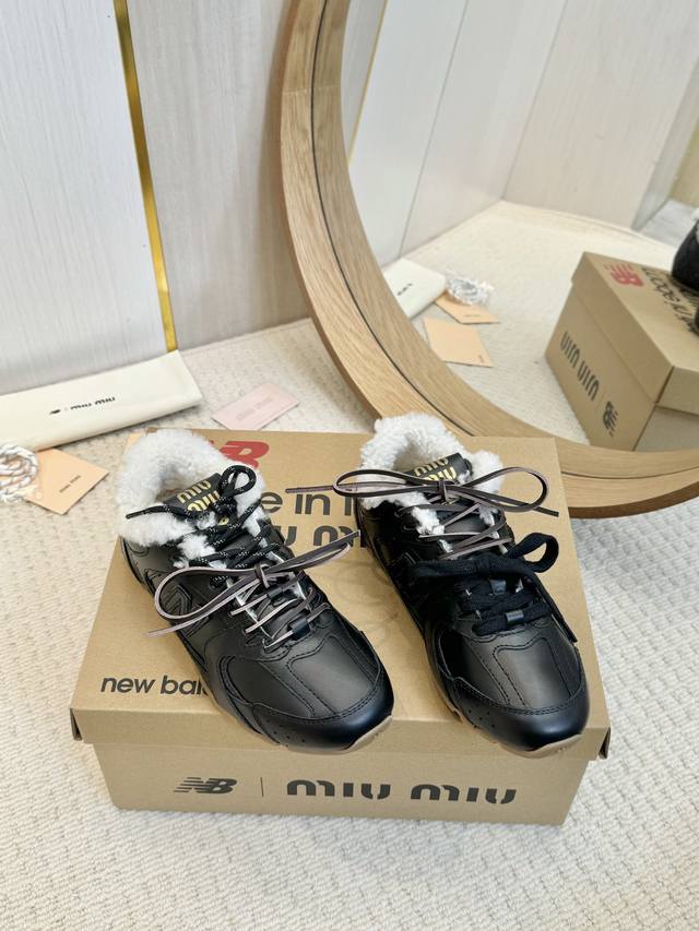 冲量价: 超火爆 超绝 缪缪miumiu+New Balance新百伦联名款 2024新款 阿甘鞋 德训鞋 复古时尚 简约高级 随意搭配 上脚非常轻便舒适，鞋面