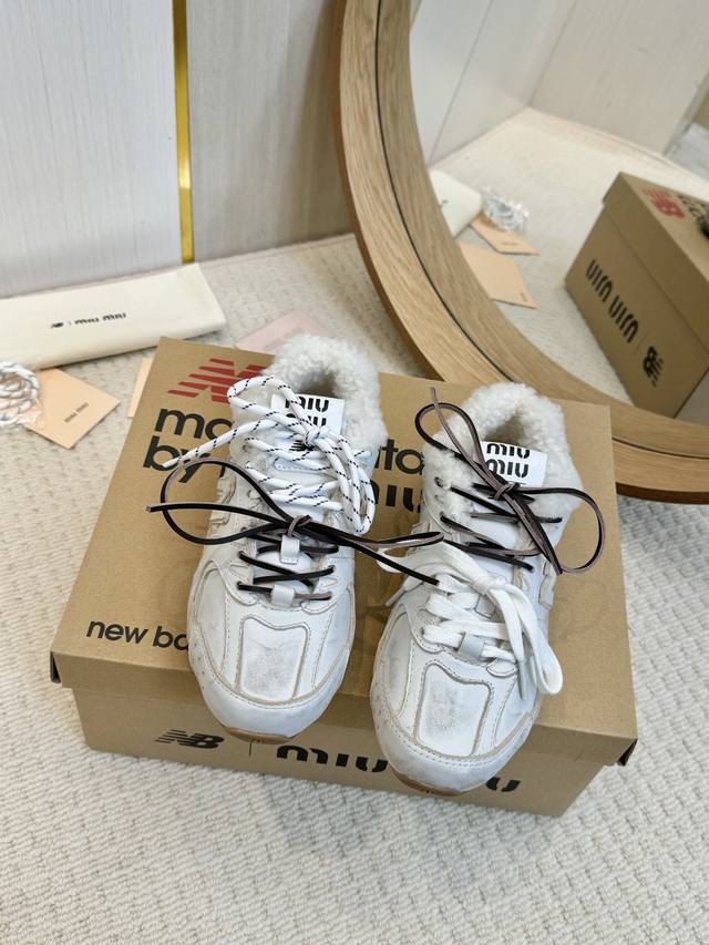 冲量价: 超火爆 超绝 缪缪miumiu+New Balance新百伦联名款 2024新款 阿甘鞋 德训鞋 复古时尚 简约高级 随意搭配 上脚非常轻便舒适，鞋面