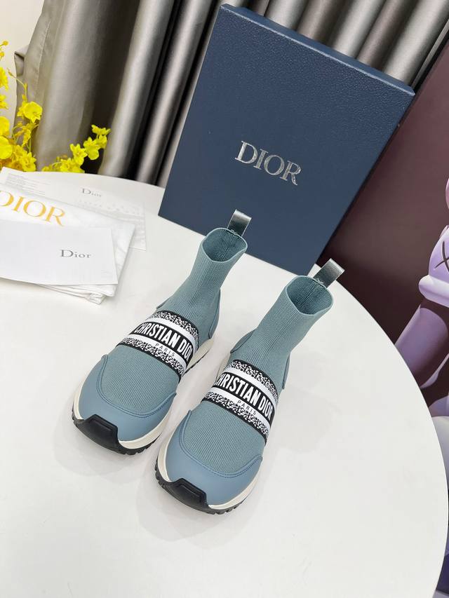 冲量价: Dior.。袜子靴。舒适感爆棚。。以经典老爹鞋版型为基础，加入解构元素。。完全百搭到爆，脚背采用弹力松紧，彰显品牌魅力鞋型绝对秀气上脚贼好看！皮料采用