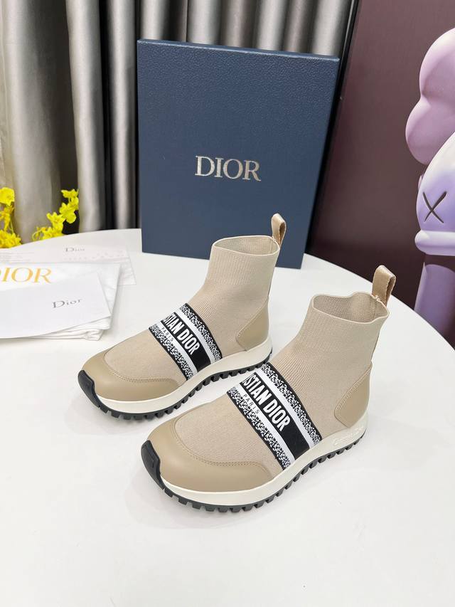 冲量价: Dior.。袜子靴。舒适感爆棚。。以经典老爹鞋版型为基础，加入解构元素。。完全百搭到爆，脚背采用弹力松紧，彰显品牌魅力鞋型绝对秀气上脚贼好看！皮料采用