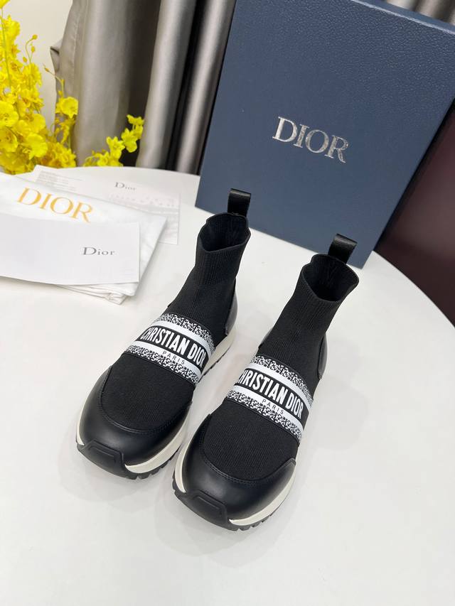 冲量价: Dior.。袜子靴。舒适感爆棚。。以经典老爹鞋版型为基础，加入解构元素。。完全百搭到爆，脚背采用弹力松紧，彰显品牌魅力鞋型绝对秀气上脚贼好看！皮料采用