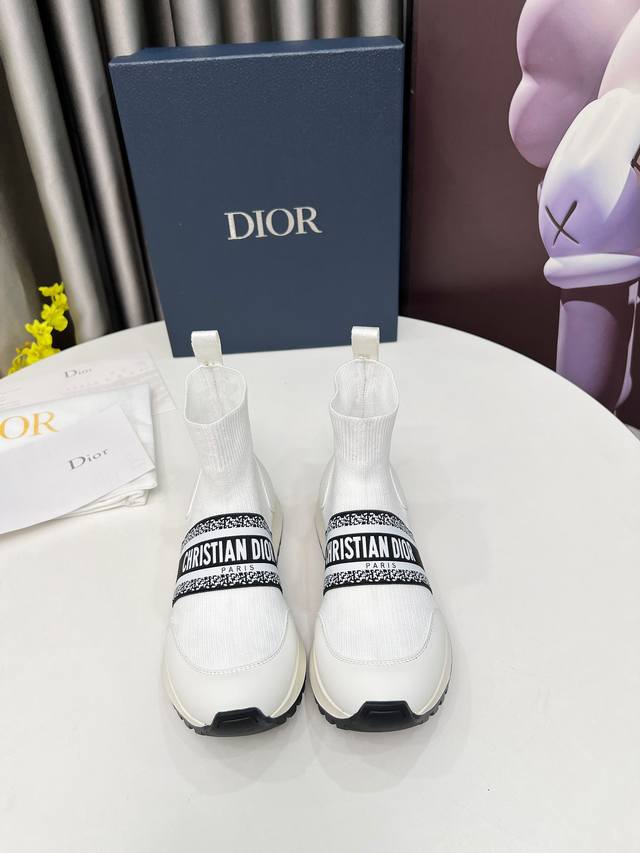 冲量价: Dior.。袜子靴。舒适感爆棚。。以经典老爹鞋版型为基础，加入解构元素。。完全百搭到爆，脚背采用弹力松紧，彰显品牌魅力鞋型绝对秀气上脚贼好看！皮料采用