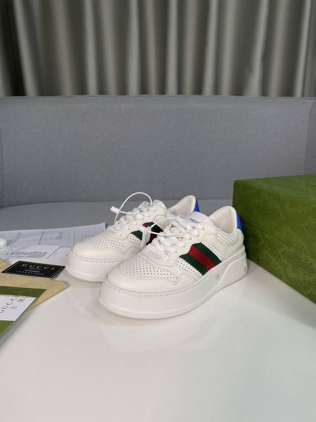 冲量价: 男10 Gucci 最新情侣款冲孔小白鞋，运动鞋，厚底鞋，老爹鞋 Gg情侣款小白鞋，专柜同步款，走秀款 明星 网红 直播等必定种草打call 款式设计