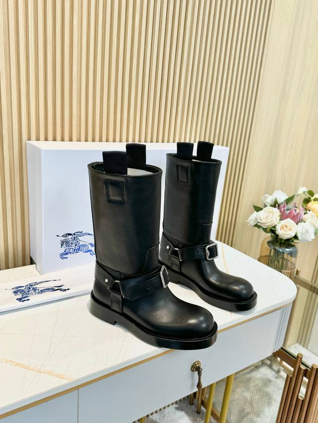 冲量价: Burberr .24Ss秋冬爆款长筒马术靴 Burberry 带着秋冬火爆款马术靴来了，这绝对是一款不可错过的马术骑士靴 选用打腊小牛皮材质打造，搭