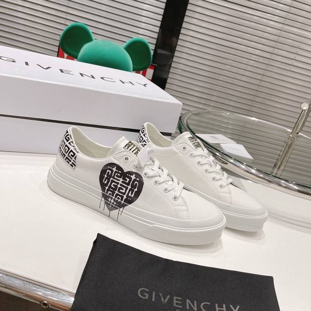 冲量价: 男+20 原版开发长期出货。Givenchy Citysport运动鞋 P5,190 产品详情 Citysport光滑牛皮革运动鞋 侧面饰以标签效果黑