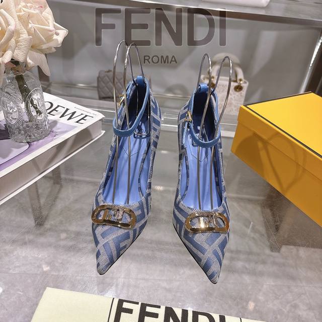 冲量价: 芬迪 2025 秀场专柜新款 单鞋 Fendi 芬迪最新爆款金属饰带单鞋，时尚且兼备功能性的双f金属饰带 ，整体采用锥形鞋尖和搭扣设计 ，配色简约，黑