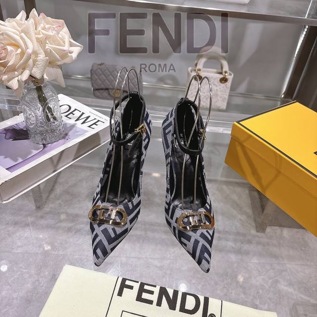 冲量价: 芬迪 2025 秀场专柜新款 单鞋 Fendi 芬迪最新爆款金属饰带单鞋，时尚且兼备功能性的双f金属饰带 ，整体采用锥形鞋尖和搭扣设计 ，配色简约，黑