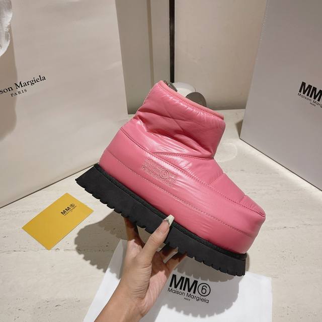 冲量价: Mm6厚底面包雪地靴maison Margiela 大热时尚风 慵懒风系列 粉色mm6 Maison Margiela的实验性从功能主义的解构美学出发