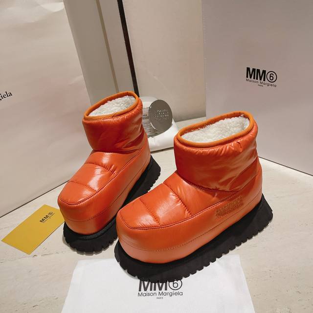 冲量价: Mm6厚底面包雪地靴maison Margiela 大热时尚风 慵懒风系列 粉色mm6 Maison Margiela的实验性从功能主义的解构美学出发