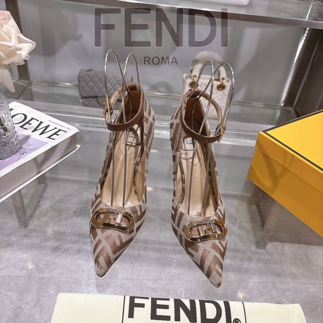 冲量价: 芬迪 2025 秀场专柜新款 单鞋 Fendi 芬迪最新爆款金属饰带单鞋，时尚且兼备功能性的双f金属饰带 ，整体采用锥形鞋尖和搭扣设计 ，配色简约，黑