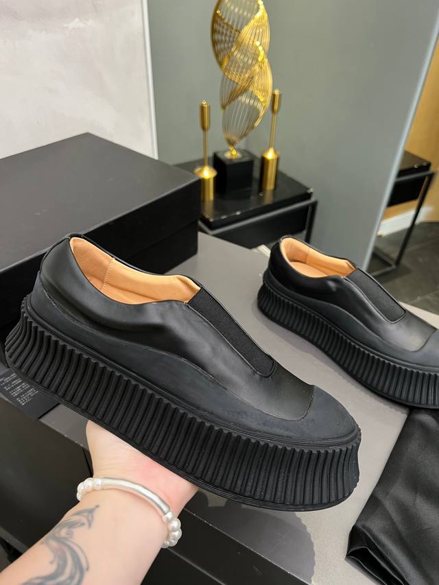 冲量价: Jil Sander 饼干鞋，2024 Aw时髦精绝对不能错过的必入款，没有任何繁杂装饰，质感极好的vintage感，纯粹和极简做得利落又诗意！ 采用