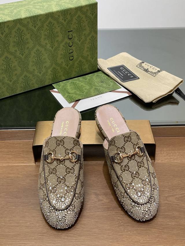 2025早春新款gucci Jordaan系列多刻面水晶钻乐福拖鞋 年底冲刺 顶级品质单鞋 最高版慕勒便鞋 作为设计传承的杰出代表，马衔扣系列乐福鞋生动彰显经典