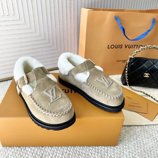 代购版 Lv Fw 24 New Arrival～ 1V24秋冬玛丽珍t带羊毛鞋，勃肯风格设计 玛丽珍t带设计；把时髦想要的元素融为一体！ 鞋面用皮条纯手工缝制