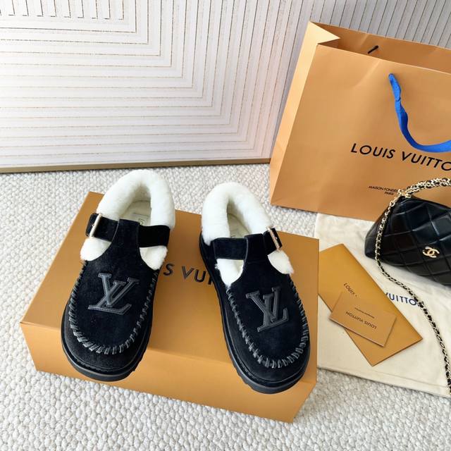 代购版 Lv Fw 24 New Arrival～ 1V24秋冬玛丽珍t带羊毛鞋，勃肯风格设计 玛丽珍t带设计；把时髦想要的元素融为一体！ 鞋面用皮条纯手工缝制