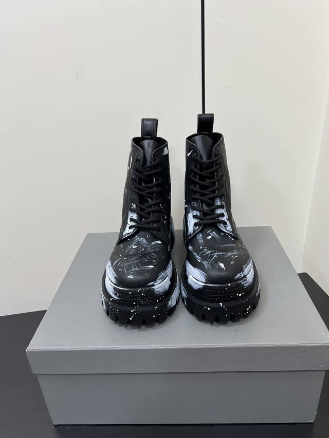 男码50Balenciaga巴黎世家2024Ss秋冬新款绑带机车靴马丁靴 采用原版同步柔头层小牛皮 上脚舒适 个性帅气的的同时 不失舒适感 高边橡胶大底 前后带