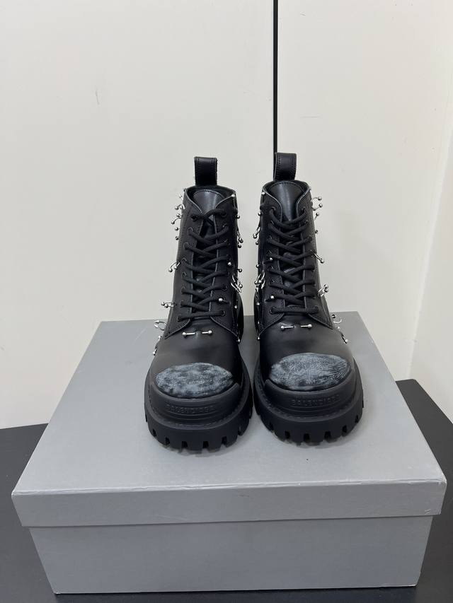 男码50Balenciaga巴黎世家2024Ss秋冬新款绑带机车靴马丁靴 采用原版同步柔头层小牛皮 上脚舒适 个性帅气的的同时 不失舒适感 高边橡胶大底 前后带