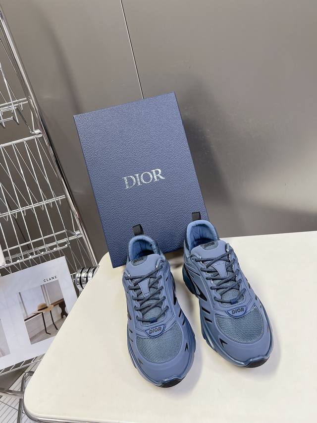 dior B44 Blade 情侣款运动鞋 由 Lewishamilton 设计的生活胶囊系列点缀的 Dior B44 Blade 运动鞋以2000年代灵感的曲