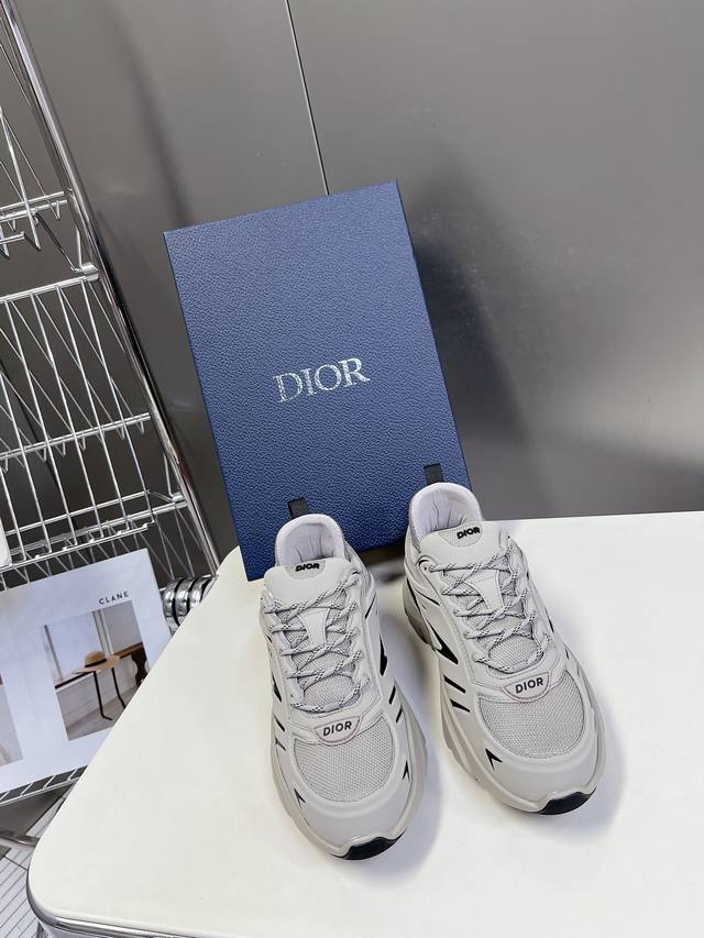 dior B44 Blade 情侣款运动鞋 由 Lewishamilton 设计的生活胶囊系列点缀的 Dior B44 Blade 运动鞋以2000年代灵感的曲