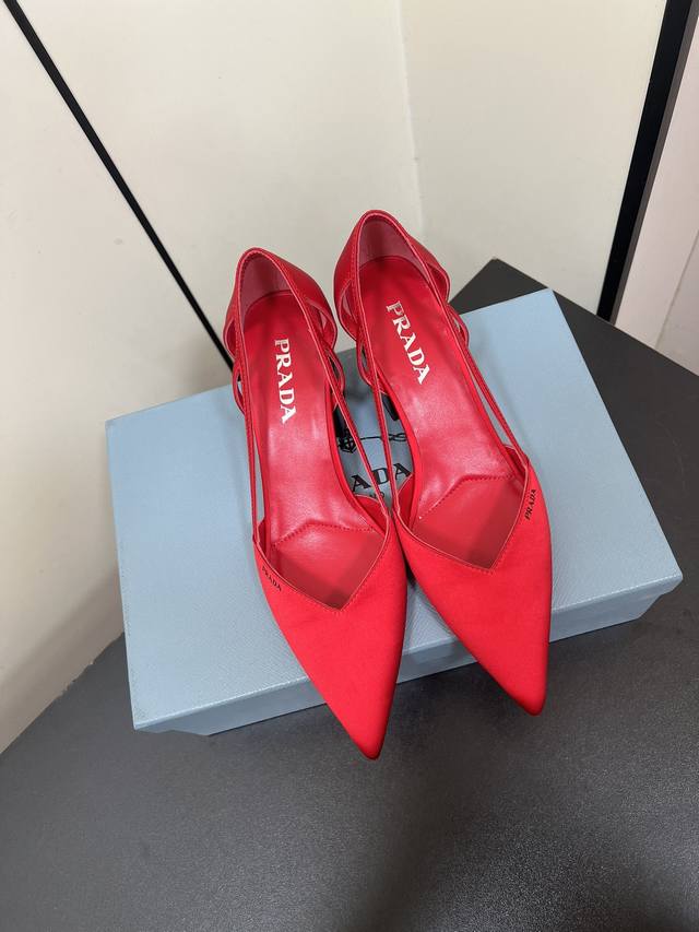 prada 25Ss 早春新款绝美尖头跟鞋 时尚界久违的极简之美 经典时尚配色 毫不费力的优雅风来袭 时髦 精致 绝美 包头尖头 开边珠外穿时尚气质简约新款日常