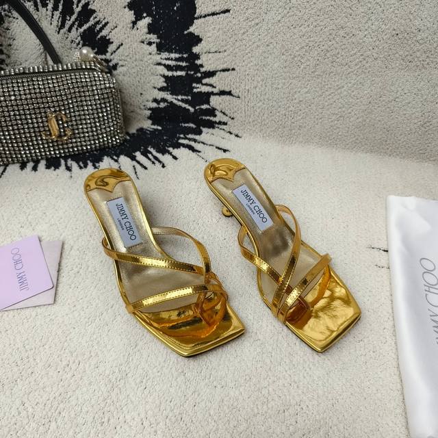 Jimmy Choo 水滴跟中跟凉拖鞋，并以交叉带的标志性设计彰显时髦个性让人很难不爱，水滴跟设计，意想不到的稳。夏天搭配，简直不要太美！上脚超级显白，妥妥的斩