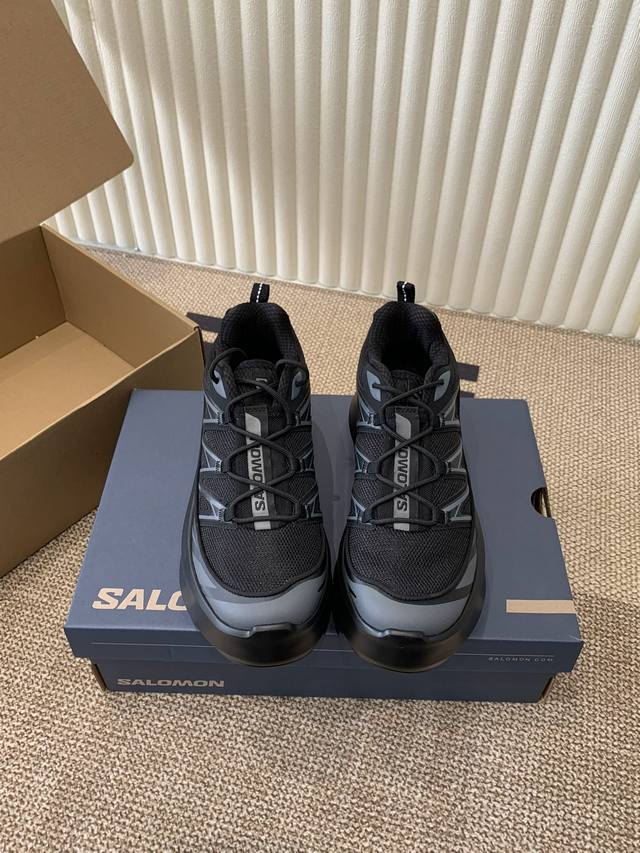 cdg X Salomon 萨洛蒙 24Ss联名款最新厚底老爹鞋 延续品牌设计基因，融合简约的设计和实用的技术性 联名鞋款依旧是黑白简约配色，鞋身上的品牌字样也