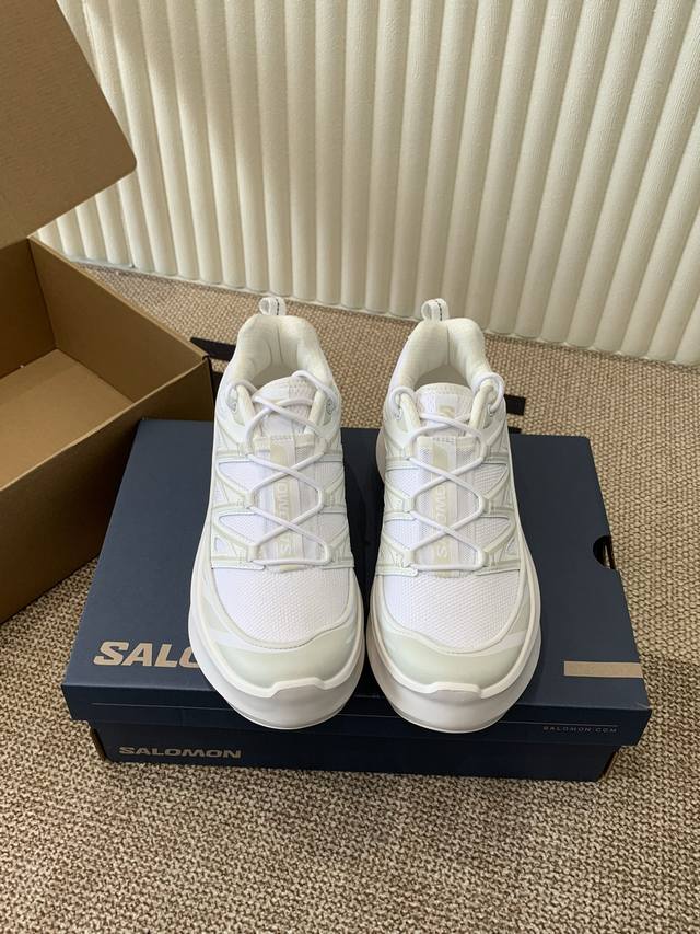 cdg X Salomon 萨洛蒙 24Ss联名款最新厚底老爹鞋 延续品牌设计基因，融合简约的设计和实用的技术性 联名鞋款依旧是黑白简约配色，鞋身上的品牌字样也