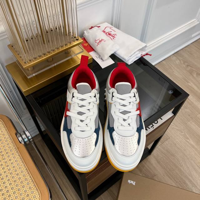 高版本 Christian Louboutin Cl家春夏新品 专柜最新爆款cl红底鞋休闲鞋情侣款系列 原版购入开发 做货 科技针织拼接小牛皮材质，轻盈透气柔软