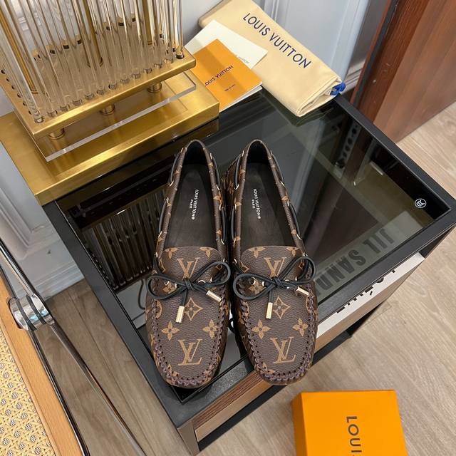 高版本 Louis Vuitton 路易威登 豆豆鞋 L家春夏新品 专柜主打走秀款豆豆鞋休闲鞋系列 万年青款，经典百搭，代购级别，全年供货，细节完美无可挑剔，上