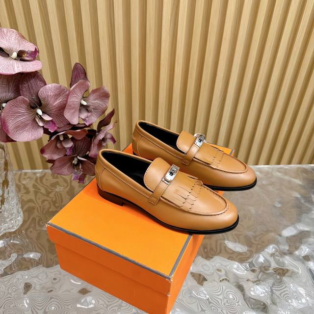 顶级版本 完美一比一 爱马仕hermes 22Fw New Arrival～ H家今年秋冬新出的新款乐福鞋简直是太完美了，怕磨脚的亲大胆入，逛街妥妥的不需要创可