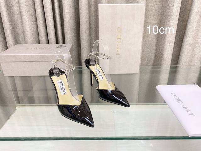 Jimmy Choo 春夏水晶链高跟鞋 高品质 超多明星穿的一款 面料:漆皮，内里羊皮 水钻原版定制意大利真皮大底 ，鞋跟都是手工烫钻 跟高:10Cm 码数:3