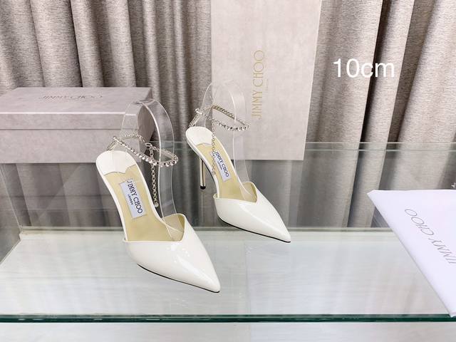 Jimmy Choo 春夏水晶链高跟鞋 高品质 超多明星穿的一款 面料:漆皮，内里羊皮 水钻原版定制意大利真皮大底 ，鞋跟都是手工烫钻 跟高:10Cm 码数:3