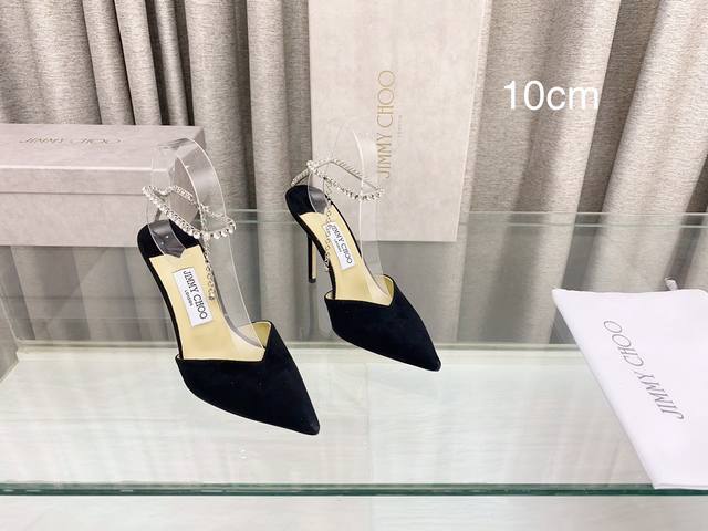 Jimmy Choo 春夏水晶链高跟鞋 高品质 超多明星穿的一款 面料:白色真丝 黑色羊猄，内里羊皮 水钻原版定制意大利真皮大底 ，鞋跟都是手工烫钻 跟高:10