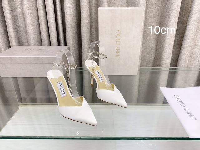 Jimmy Choo 春夏水晶链高跟鞋 高品质 超多明星穿的一款 面料:白色真丝 黑色羊猄，内里羊皮 水钻原版定制意大利真皮大底 ，鞋跟都是手工烫钻 跟高:10