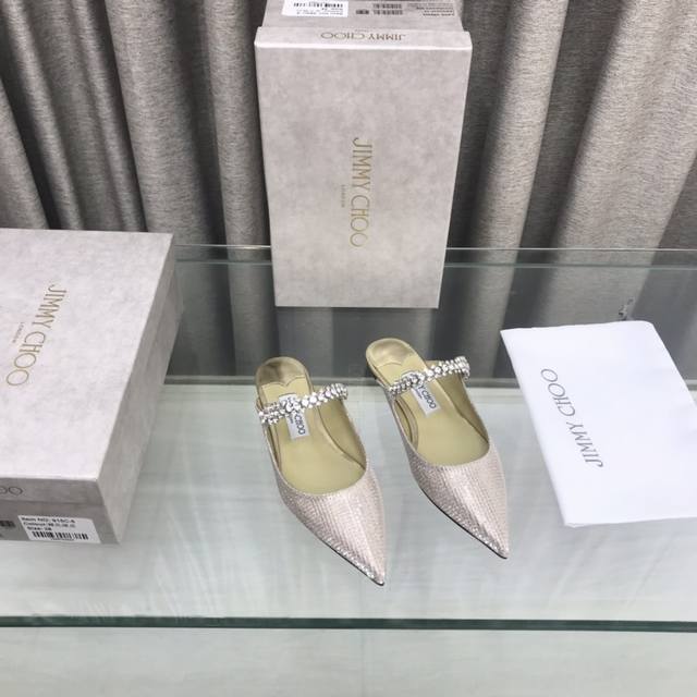 Jimmy Choo 吉米周 经典水钻链条凉拖系列 面料：进口牛皮 内里：进口意制小羊皮 超级柔软细腻 大底：进口意大利原色牛皮底 码数：35～39 34、40