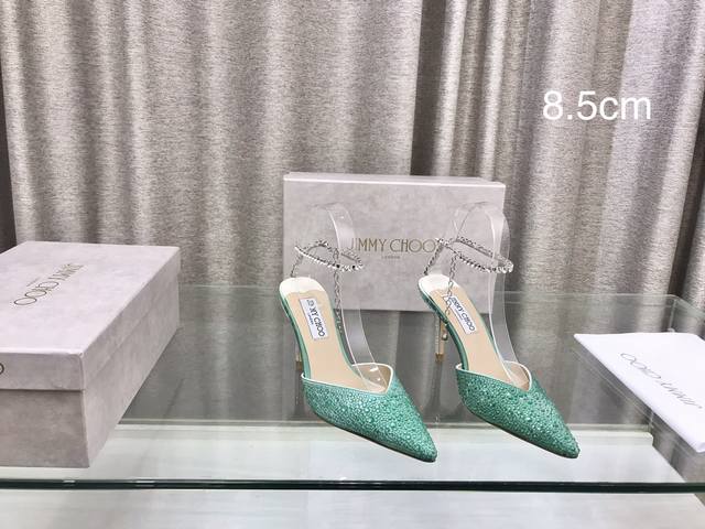 Jimmy Choo 巴黎橱窗春夏新品烫钻高跟凉拖！ 鞋面：烫钻 内里：羊皮里 大底：原版意大利真皮大底 跟高 ：8.5Cm 10Cm 码数 ：35～39 40