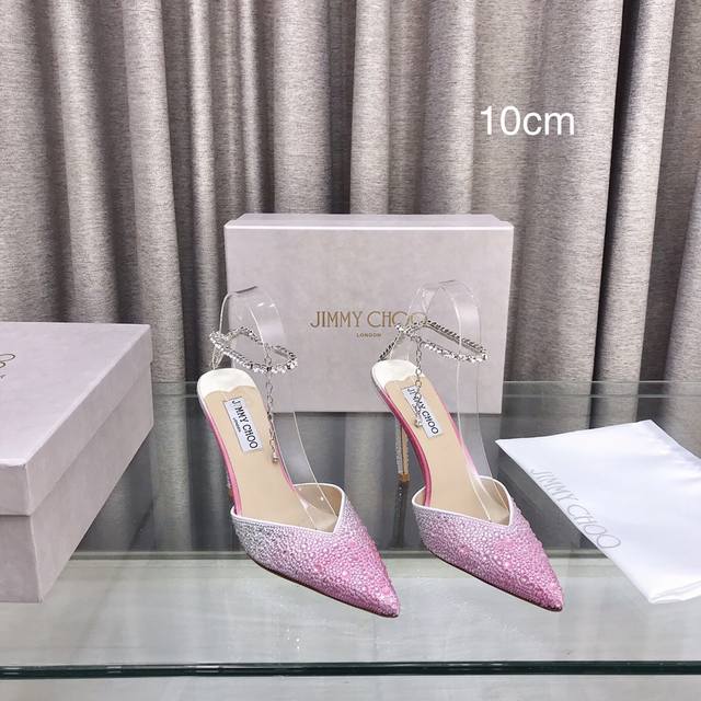 Jimmy Choo 巴黎橱窗春夏新品烫钻高跟凉拖！ 鞋面：烫钻 内里：羊皮里 大底：原版意大利真皮大底 跟高 ：8.5Cm 10Cm 码数 ：35～39 40