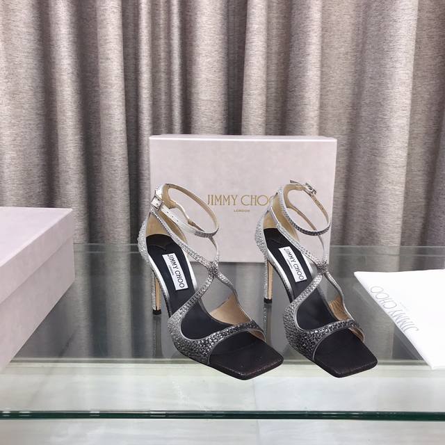 Jimmy Choo 巴黎橱窗春夏新品烫钻高跟凉拖！ 鞋面：烫钻 内里：羊皮里 大底：原版意大利真皮大底 跟高 ：10Cm 码数 ：35～39 34、40、41